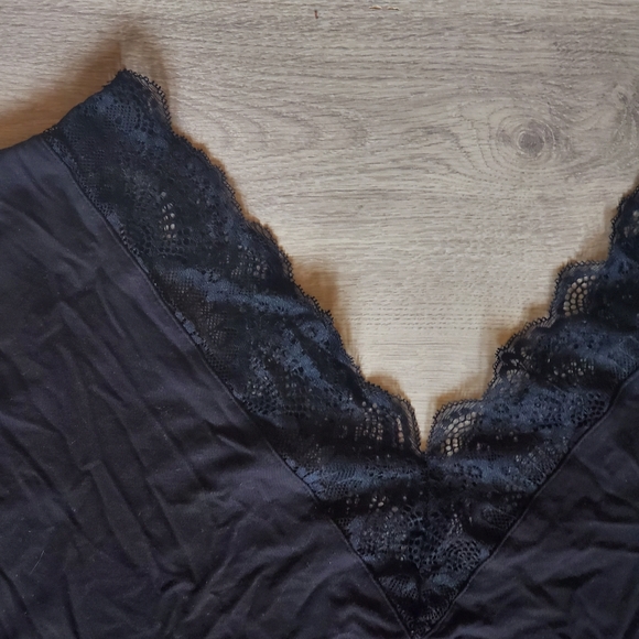 NWT V-Neck Lace Top - Picture 3 of 4